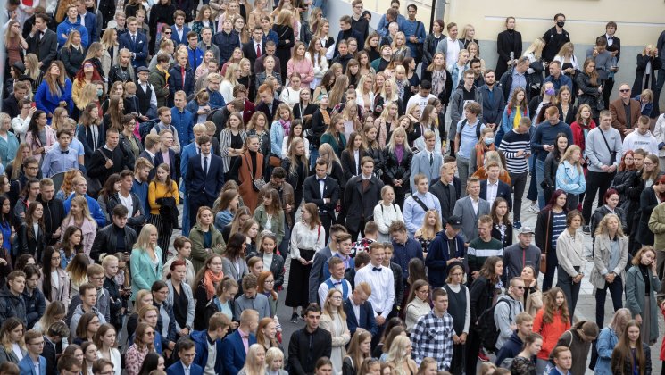 Tartu Ülikooli 2020/2021. akadeemilise aasta avaaktus Tartu Ülikooli peahoone ees  Foto Andres Tennus/Tartu Ülikool  